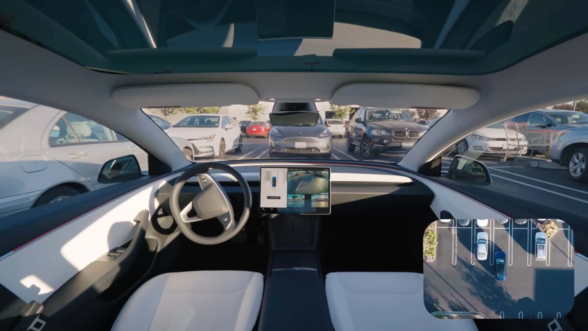 Интерьер Tesla с большим сенсорным экраном и парковочной камерой Tesla Actual Smart Summon