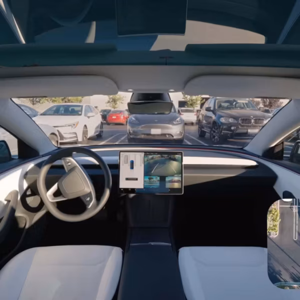 Интерьер Tesla с большим сенсорным экраном и парковочной камерой Tesla Actual Smart Summon
