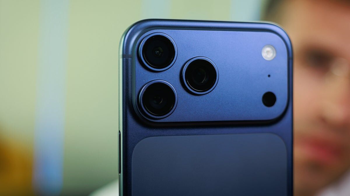 Синяя камера iPhone 17 Pro Max крупный план