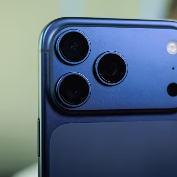 Синяя камера iPhone 17 Pro Max крупный план