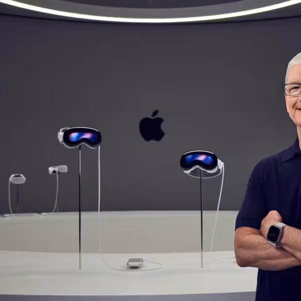 Тим Кук и демонстрация современных устройств Apple