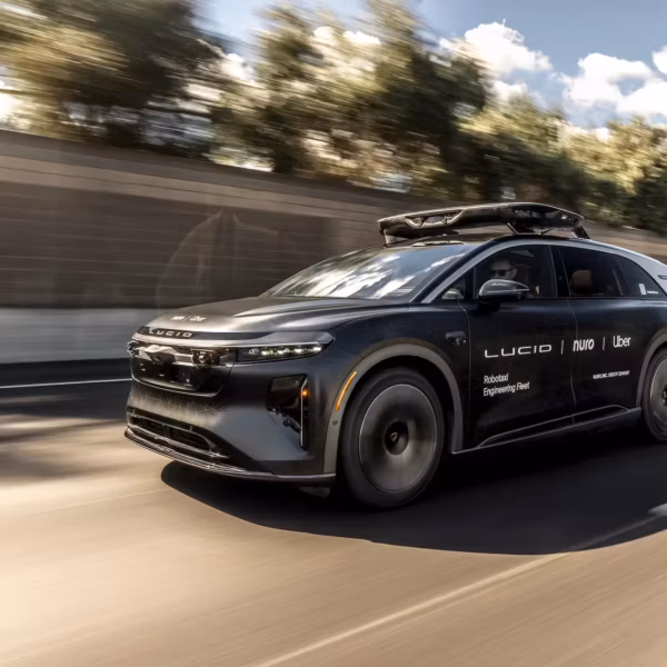 Электромобиль Lucid Motors с рекламой Uber и Nuro
