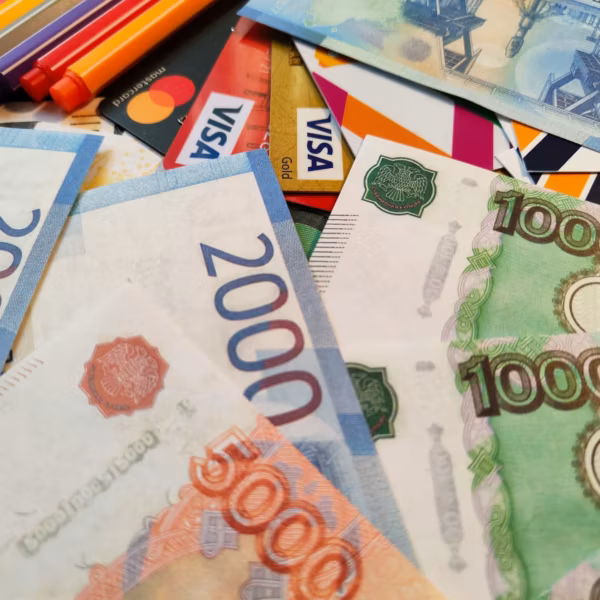 Куча российских рублей и кредитных карт включая ВТБ и Visa
