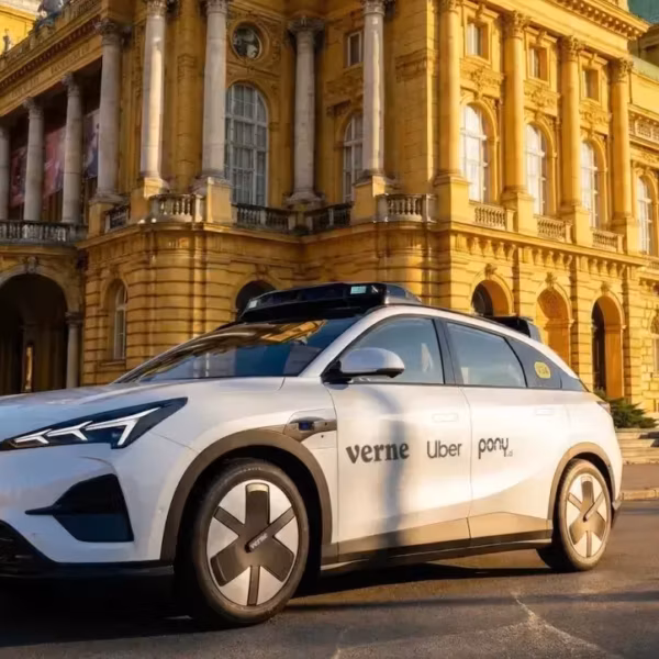 Автомобиль Tesla с логотипами Uber Pony и verne на улице