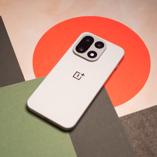 Белый смартфон OnePlus 16 на фоне цветных бумажных листов