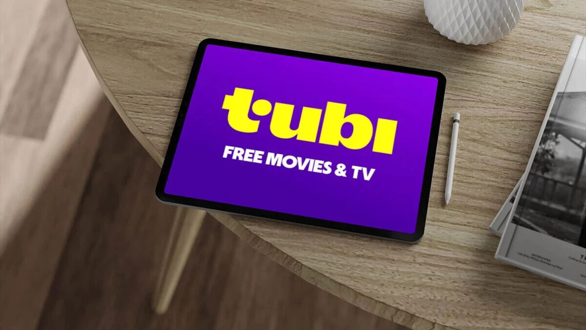 Планшет с логотипом Tubi и надписью Free Movies TV