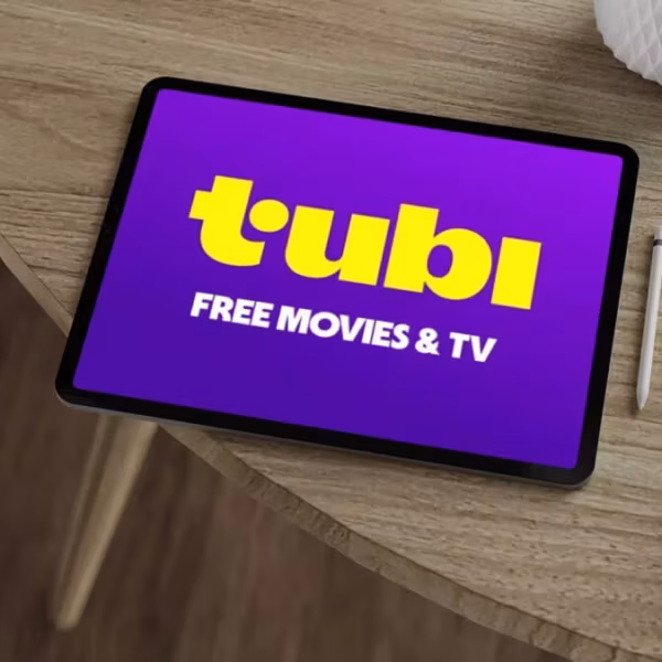 Планшет с логотипом Tubi и надписью Free Movies TV