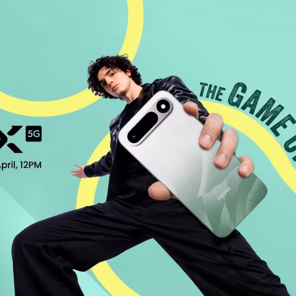 Мужчина держит смартфон Tecno Pop X 5G