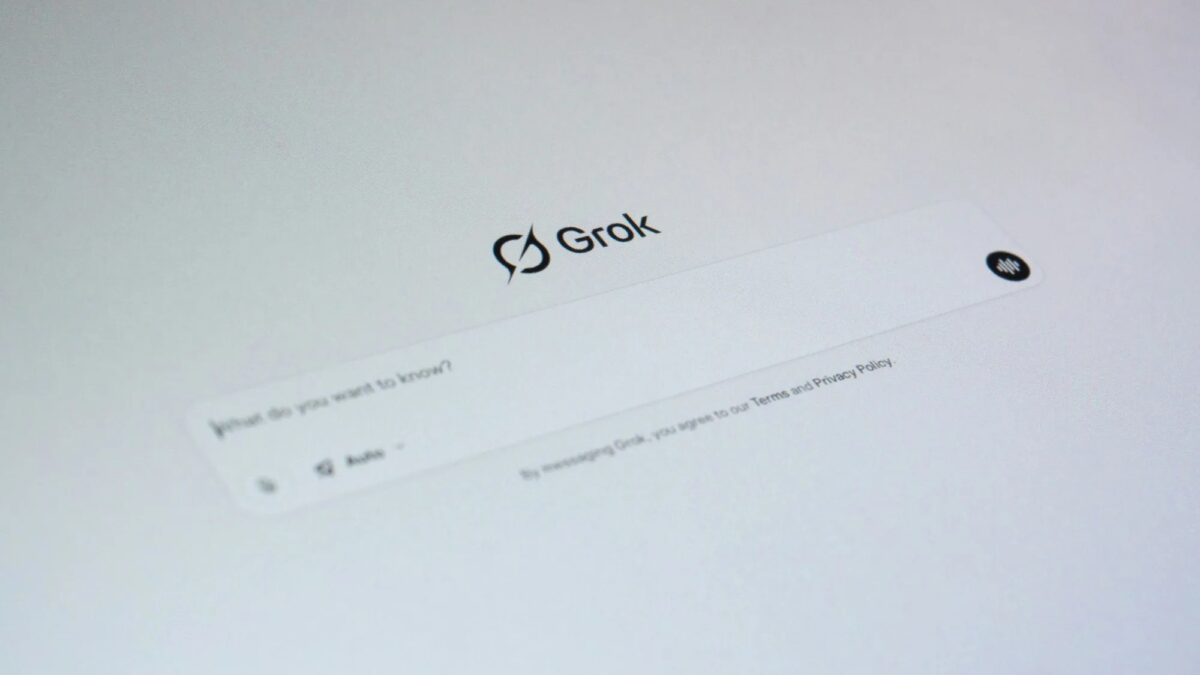 экран с логотипом Grok и текстом на белом фоне