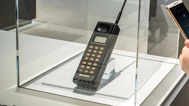 старый мобильный телефон Samsung с антенной внутри витрины