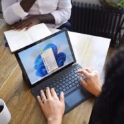 Пользователь использует планшет с Windows 11 ноутбук