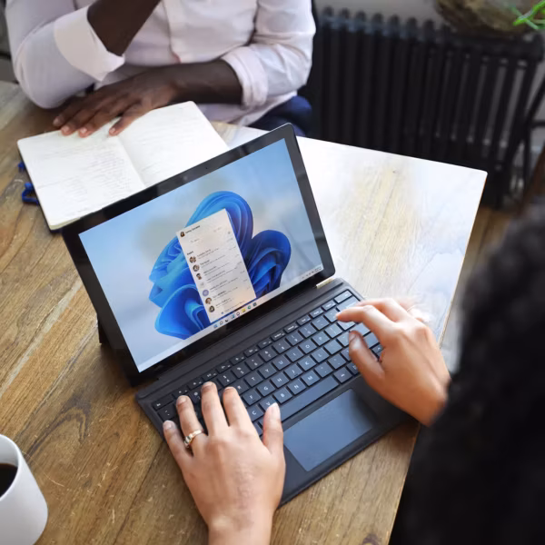 Пользователь использует планшет с Windows 11 ноутбук