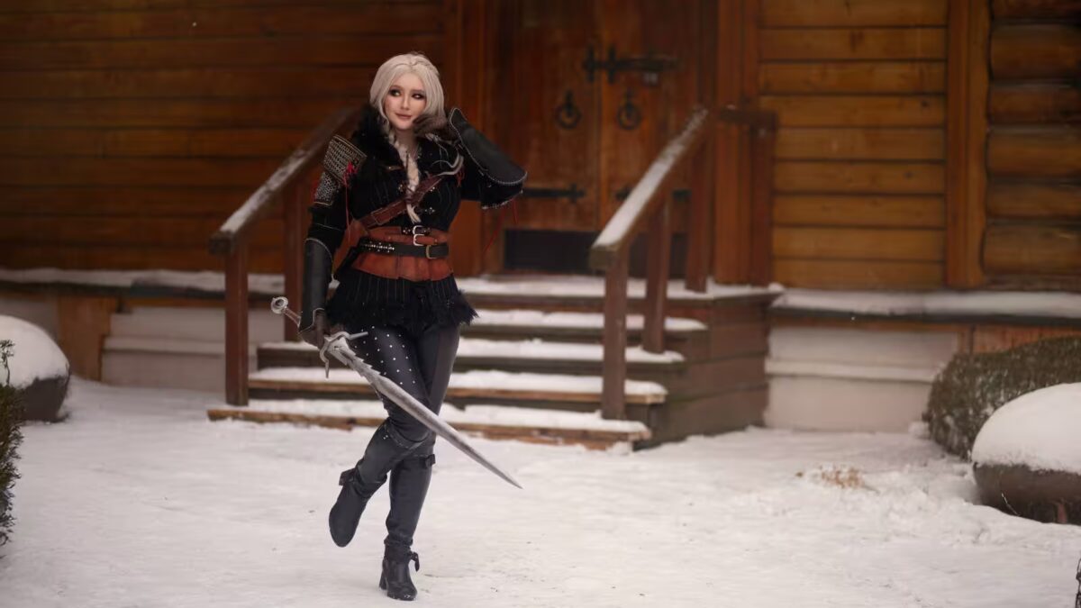 Косплей Цири из The Witcher IV с мечом и в черной одежде