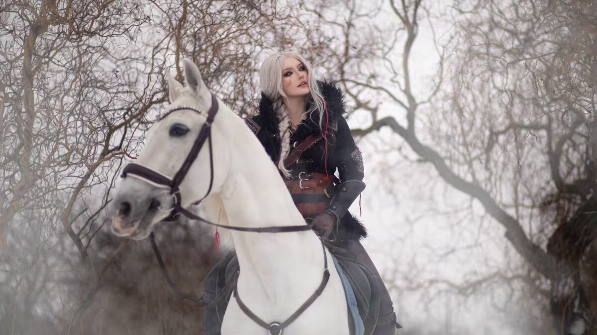 Косплей Цири из The Witcher IV на лошади