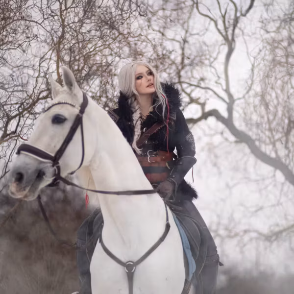 Косплей Цири из The Witcher IV на лошади
