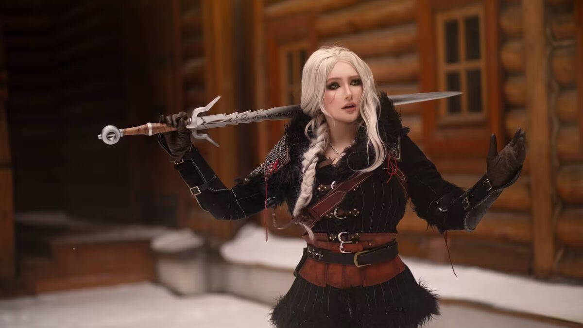 Косплей Цири из The Witcher IV с мечом и фырой