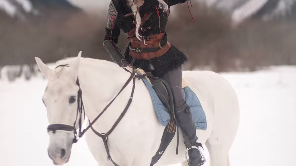 Цири из The Witcher IV на лошади в снегу