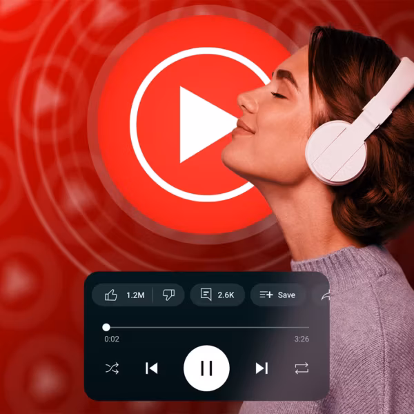 пользователь слушает музыку через наушники YouTube Music