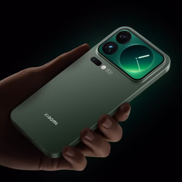 Смартфон Xiaomi 18 Pro Max с зелёным корпусом и тремя камерами