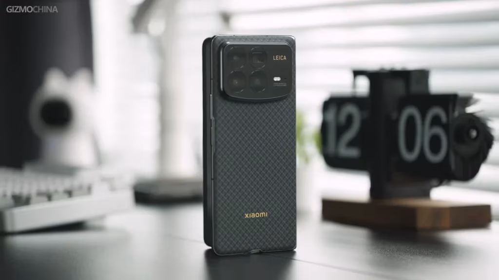 Мобильный телефон Xiaomi 17 Fold на столе