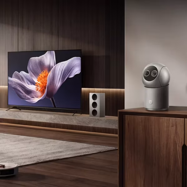 Умная камера Xiaomi Smart Camera 4 Max AI Zoom Edition в гостиной
