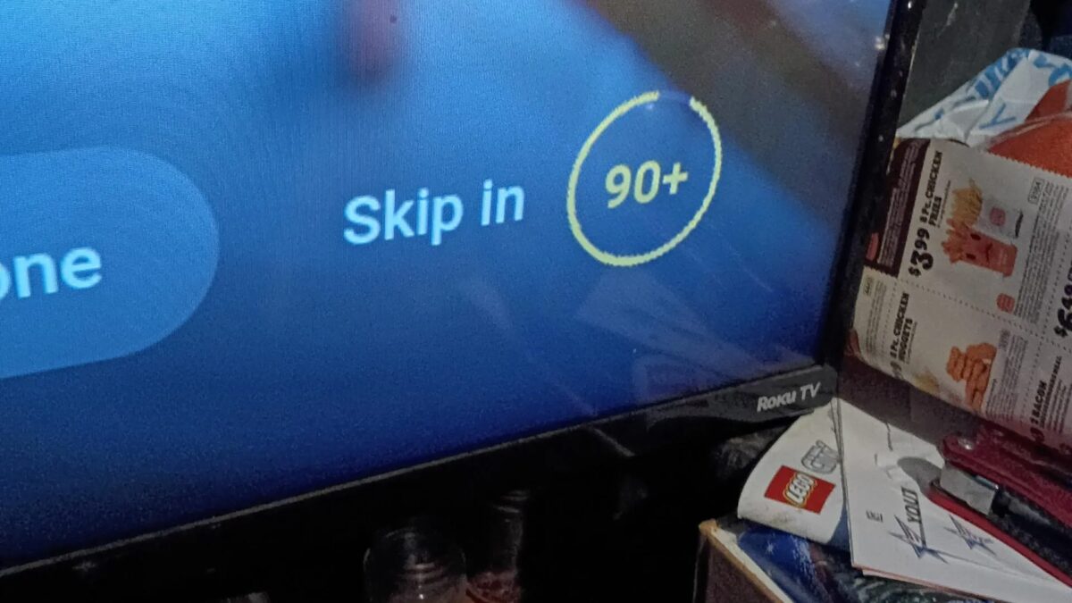 Телевизор Roku TV показывает стартовую страницу YouTube с рекламой 90+