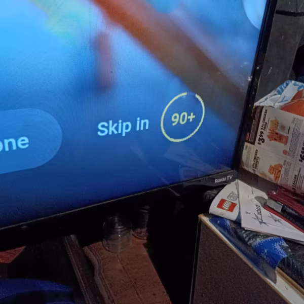 Телевизор Roku TV показывает стартовую страницу YouTube с рекламой 90+