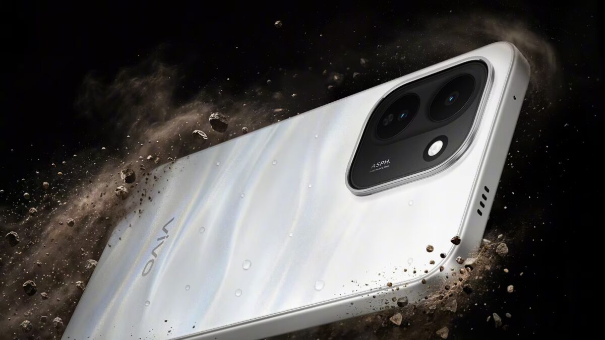 смартфон Vivo Y600 Turbo в космосе с астероидом