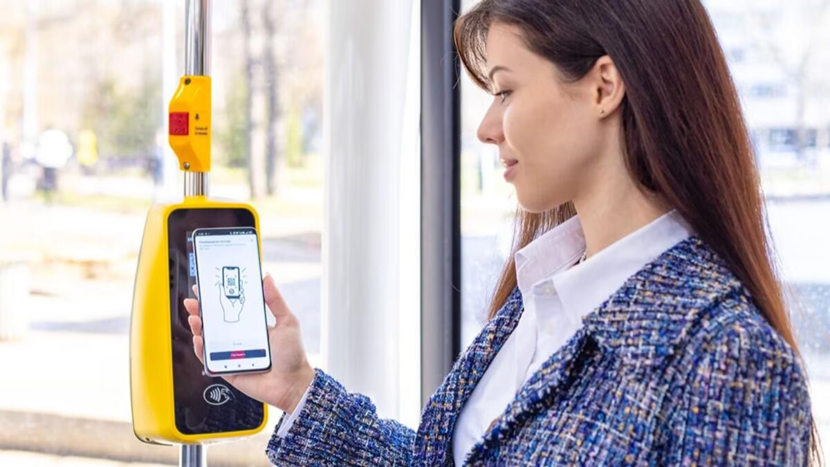 Женщина использует NFC для виртуальной Тройки на смартфоне