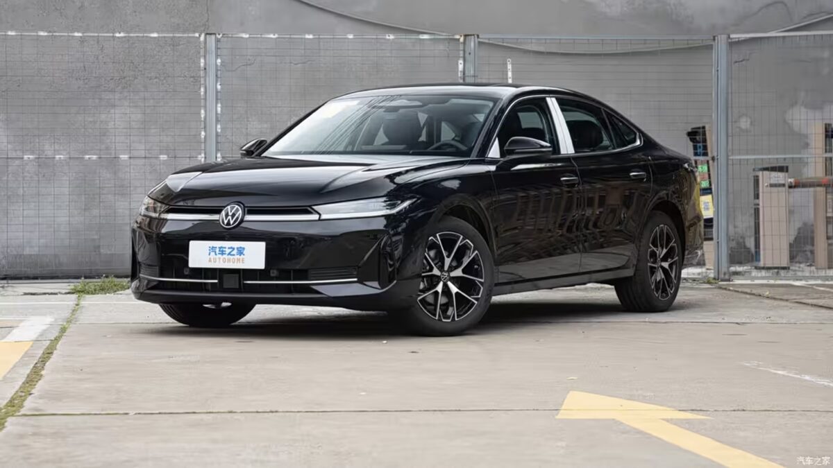 Черный VW седан Volkswagen с современным дизайном