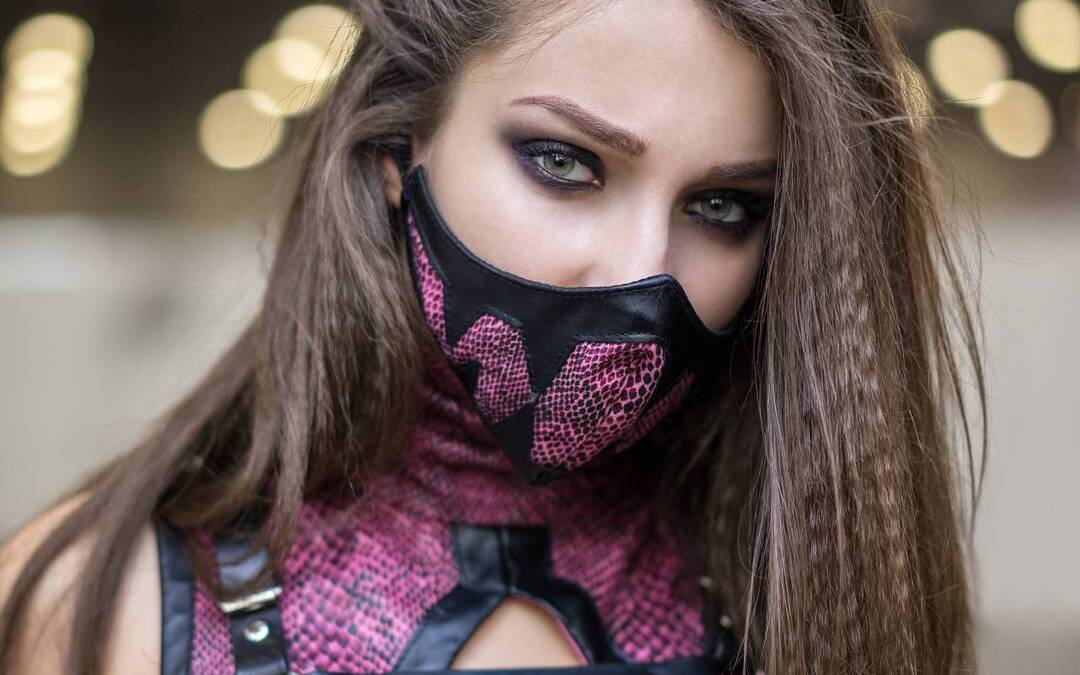 Модель в костюме Милины из Mortal Kombat с маской и кожаными вставками