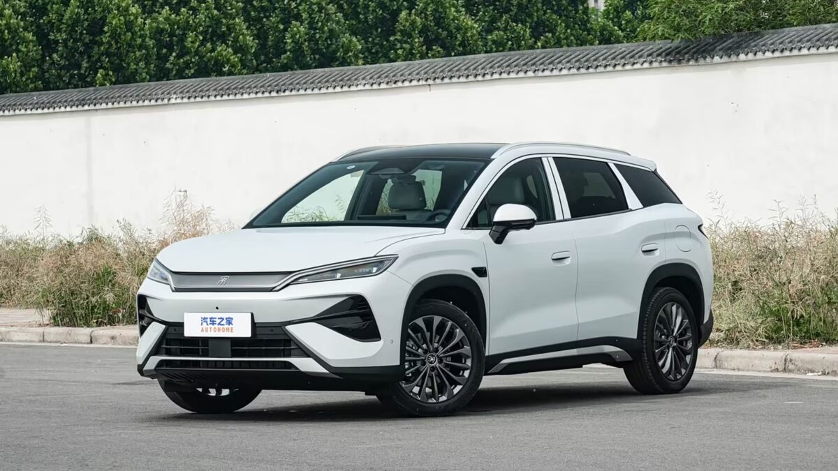 Белый кроссовер BYD Song Ultra DM-i на улице