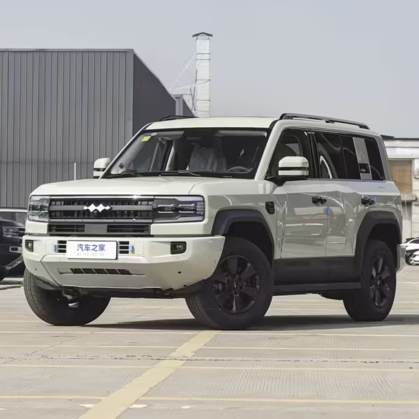 Электромобиль BYD Leopard на парковке белого цвета