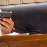 Человек держит смартфон на кухне с водой в стакане на столе Galaxy Z Fold 8