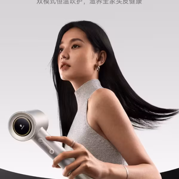 Женщина держит фен Xiaomi High-Speed Water Ion Hair Dryer Pro