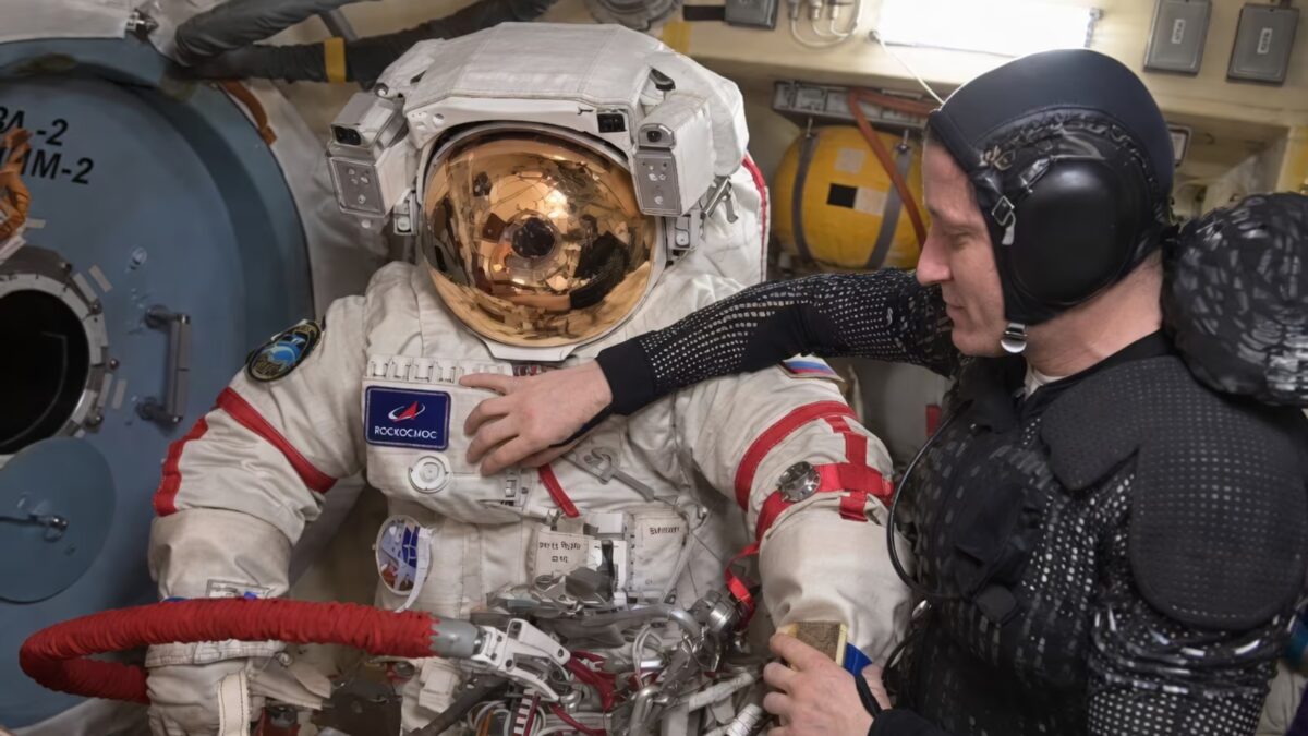 Космонавт в скафандр в космосе с человеком в наушниках
