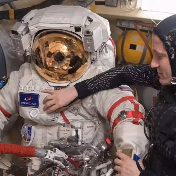 Космонавт в скафандр в космосе с человеком в наушниках