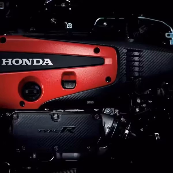 Двигатель Honda Type R внутри автомобиля с красным и чёрным дизайном