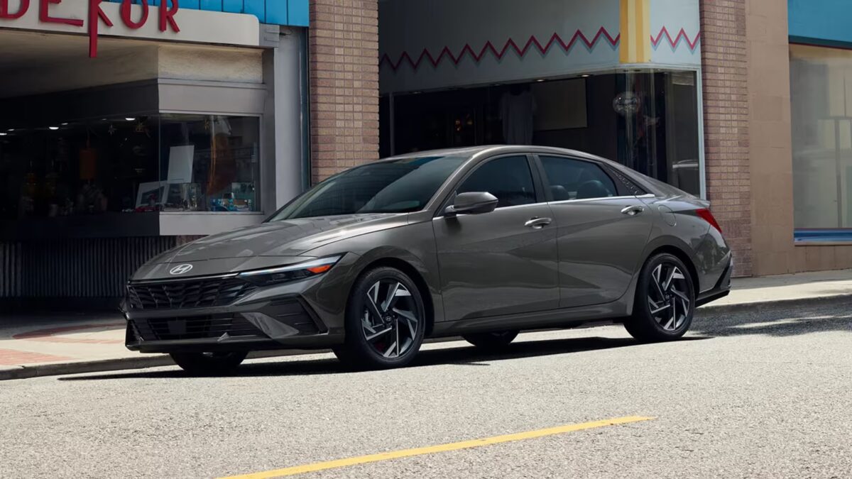 Серый Hyundai Elantra Hybrid на улице
