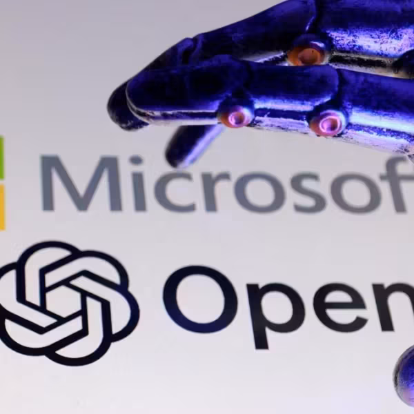 Логотип Microsoft и OpenAI на экране устройства