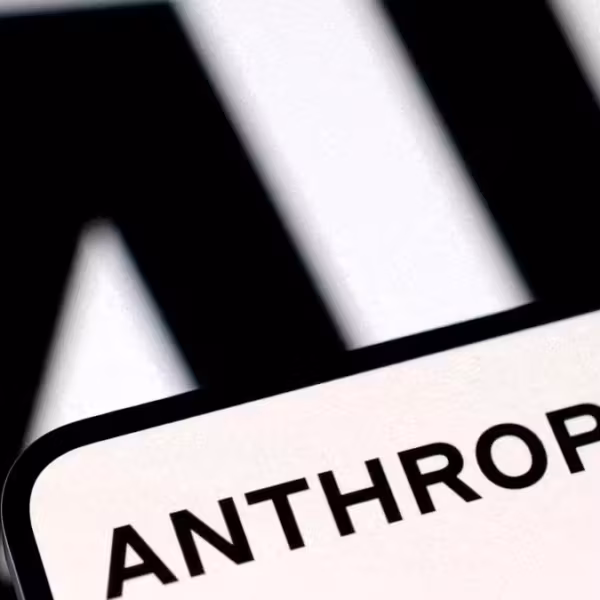 Плашка с текстом ANTHROPIC на фоне клавиатуры