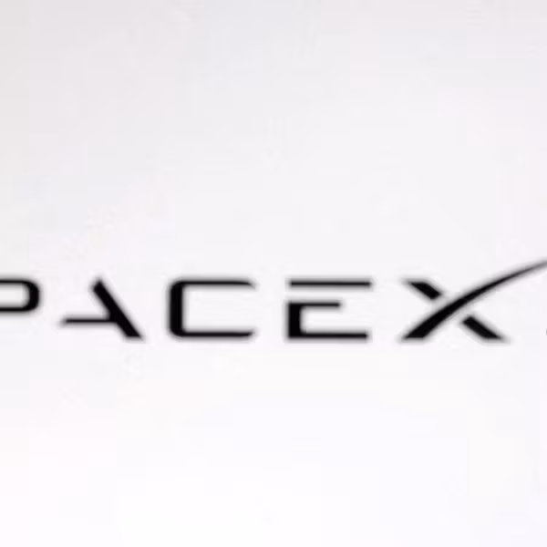 Логотип SpaceX и профиль человека на белом фоне