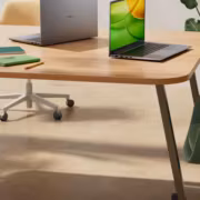 офисный стол с ноутбуком и зелёным креслом ноутбук Infinix Xbook B15