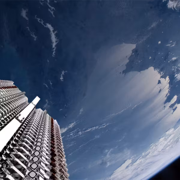 Космический корабль Starlink возле Земли с орбиты