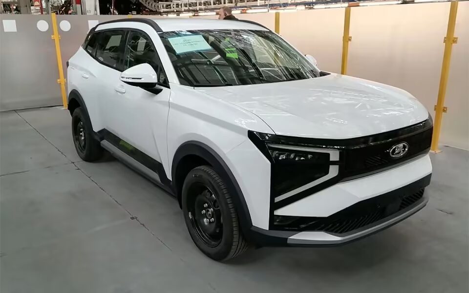 Белый кроссовер Лада Азимут в автосалоне