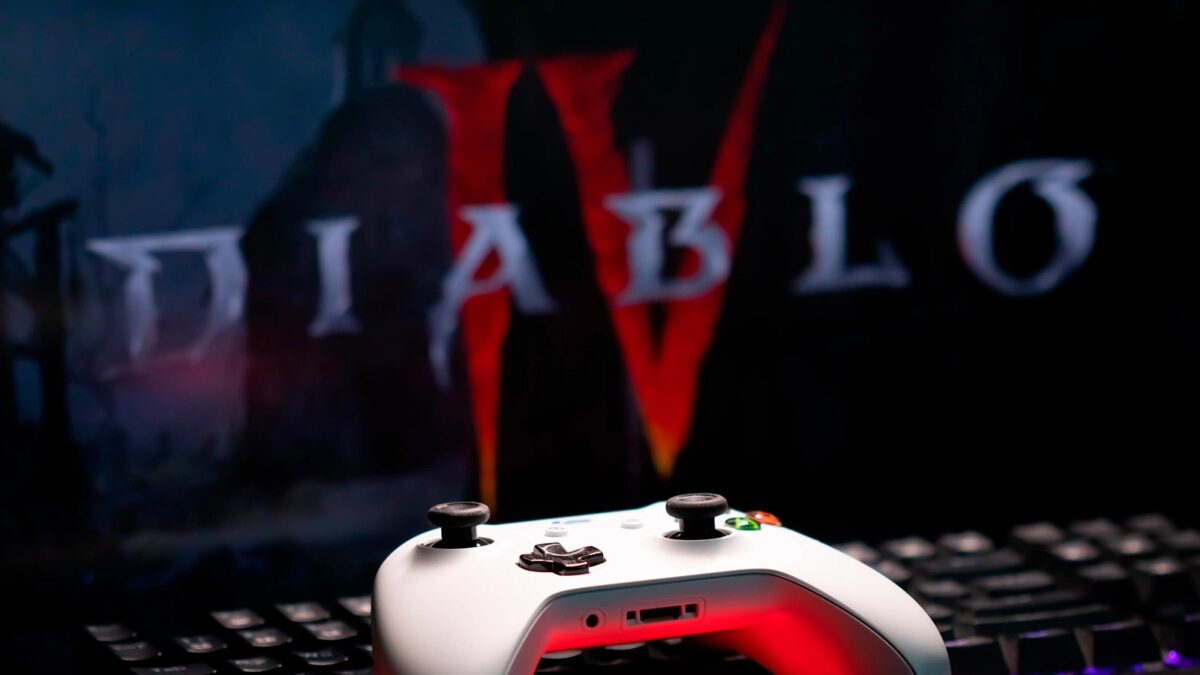 Игровой контроллер Xbox у компьютера с подсветкой
