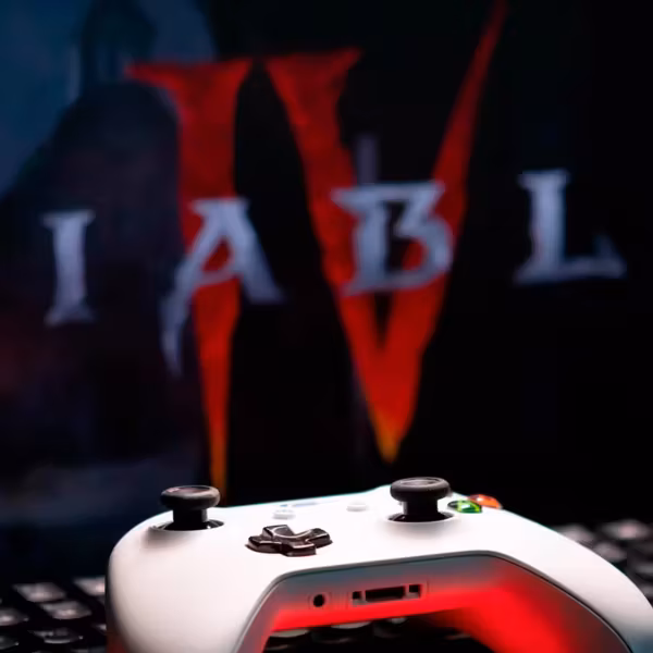 Игровой контроллер Xbox у компьютера с подсветкой