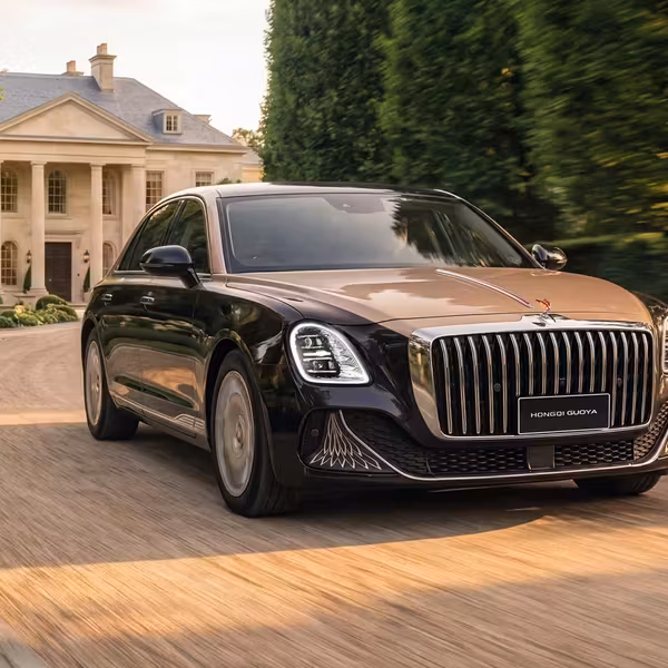 Роскошный автомобиль Hongqi Guoya на дороге перед особняком