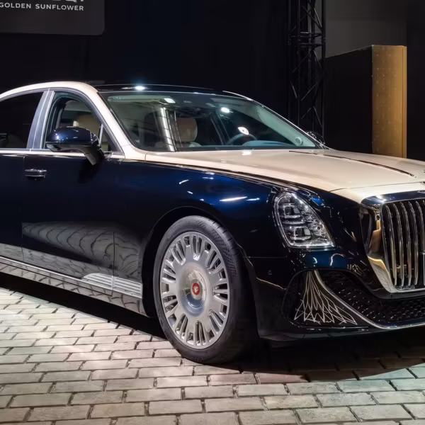 Флагманский седан Hongqi Guoya от 27,7 млн рублей