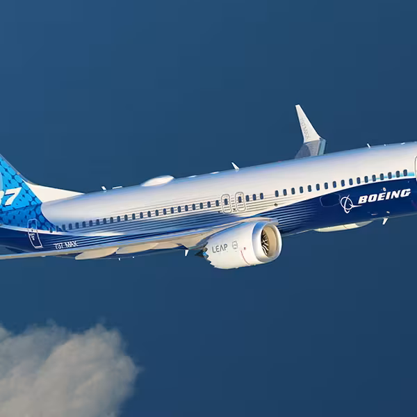 самолет Boeing 737 MAX 8 в небе с голубым фоном